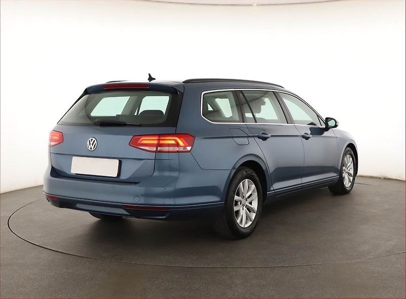 Volkswagen Passat (2015) 2.0 TDI, Automat, Navi - fotka 5 z 20