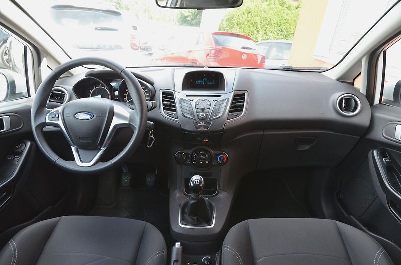 Ford Fiesta (2015) 1.25i 1.MAJITEL / STK 06/2028 - fotka 13 z 28