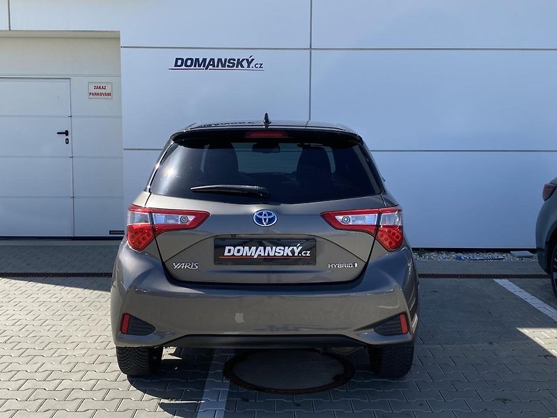 Toyota Yaris SELECTION 1.5 HYBRID 74kW CVT - fotka 10 z 16