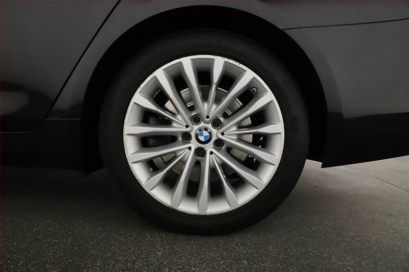 BMW Řada 5 (2018) Luxury Line 530d - fotka 20 z 20