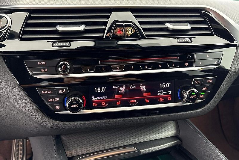 BMW Řada 5 540d xDrive - fotka 20 z 27