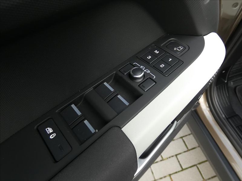 Land Rover Defender 3,0 D300 110 SE,1.maj,ČR,DPH - fotka 15 z 35