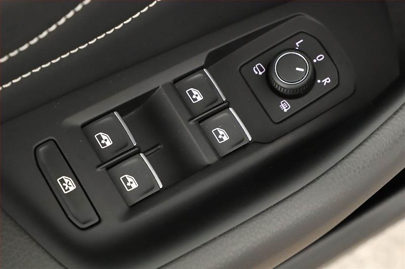 Volkswagen Passat (2023) Elegance 2.0 TDI - fotka 9 z 20