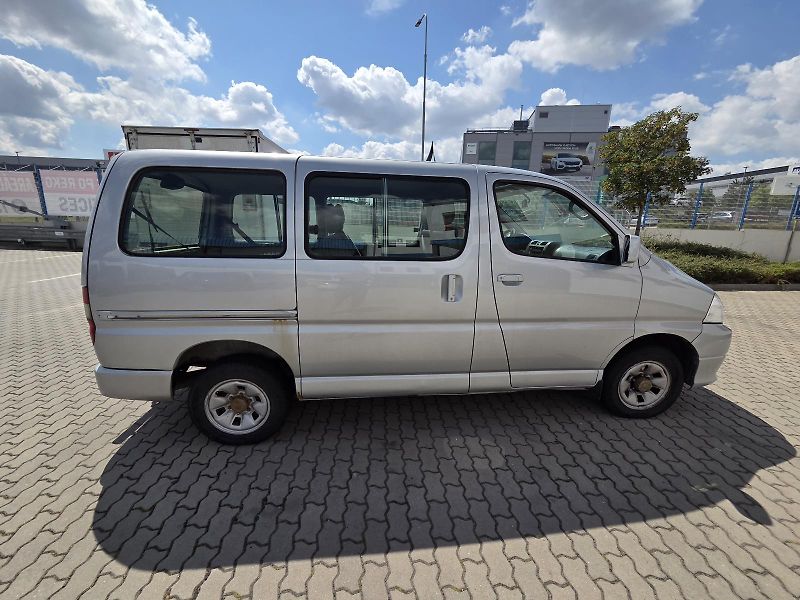 Toyota Hi-Ace (2009) - fotka 6 z 15