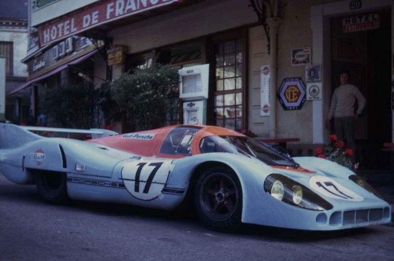 Legendární závodník Derek Bell se v roce 1977 představil s Jaguarem XJ12 C při Grand Prix Brna.