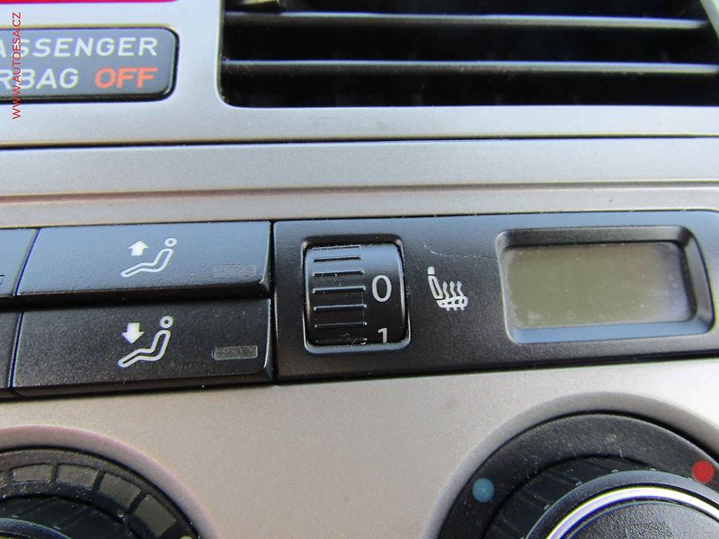 Volkswagen Touran (2008) 1.9 TDi, 1.maj, Xenon - fotka 19 z 20