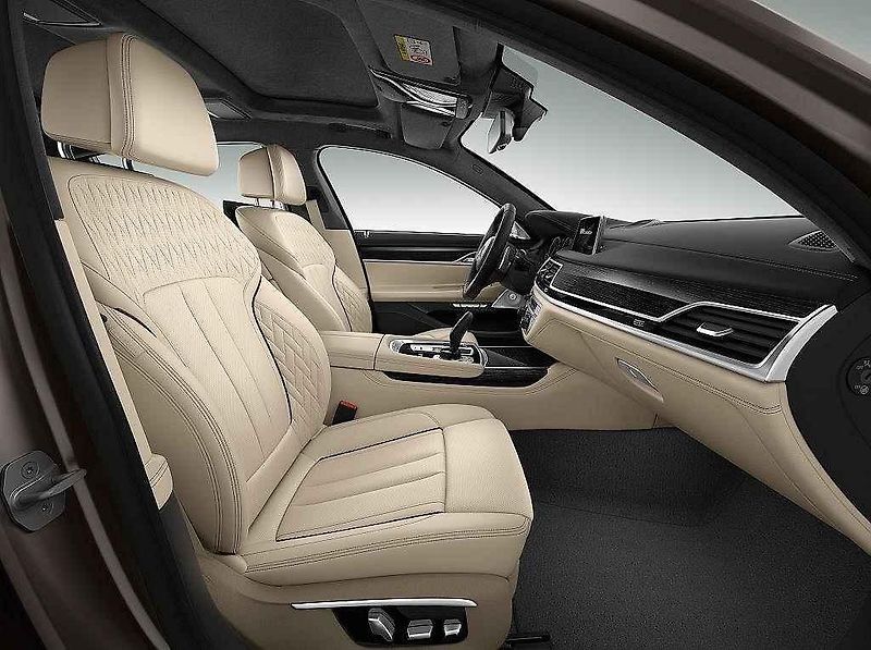BMW M760Li xDrive.