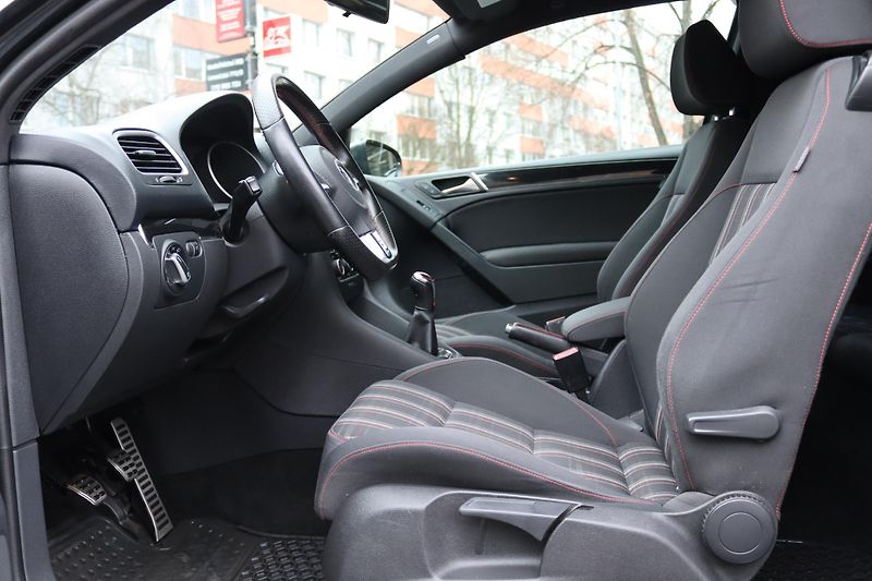 Volkswagen Golf GTI 2.0TSI 147kW - fotka 23 z 47