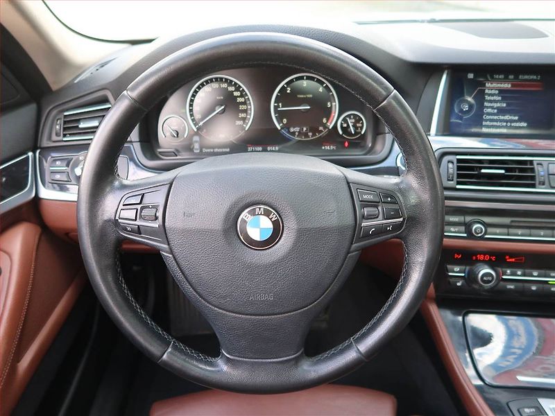 BMW Řada 5 (2013) 520d xDrive, 4X4, Automat - fotka 19 z 20