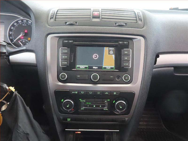 Škoda Octavia (2009) Ambiente Plus 1.9 TDI - fotka 12 z 14