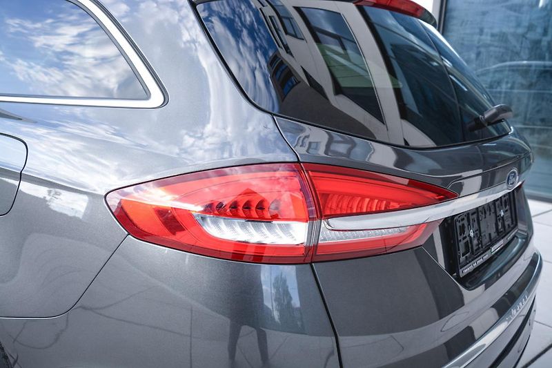 Ford Mondeo (2020) 2.0 187ps Hybrid ecvT VIGNALE - fotka 11 z 19