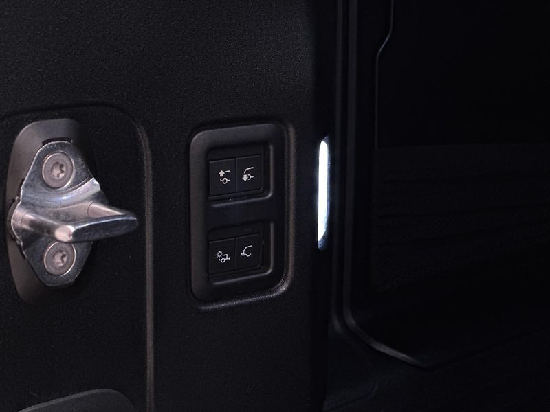 Land Rover Defender 110 P425 X-DYNAMIC REZERVACE - fotka 31 z 50