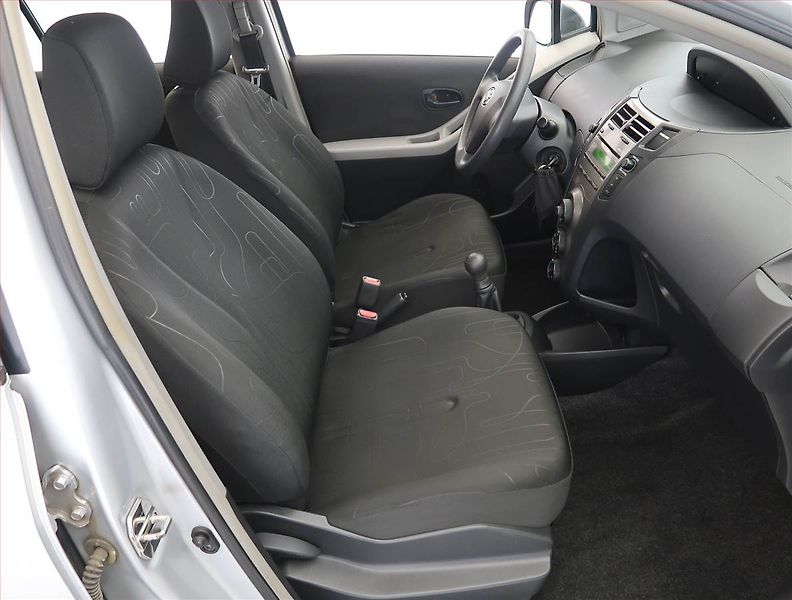 Toyota Yaris (2010) 1.0 VVT-i, Serv.kniha - fotka 9 z 15