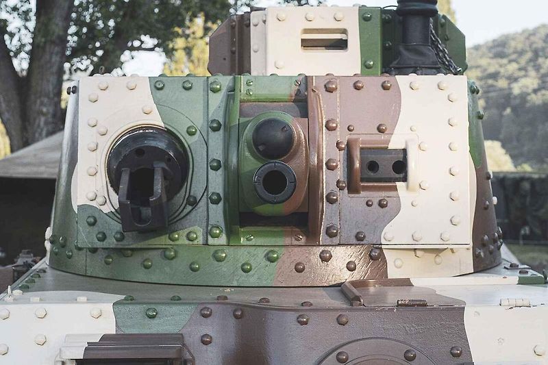 Ve své době asi za jeden z nejlepších lehkých tanků na světě LT vz.38. Do služby v předválečné československé armádě se bohužel nikdy nedostal. Tento stroj je exponátem muzea v Lešanech.