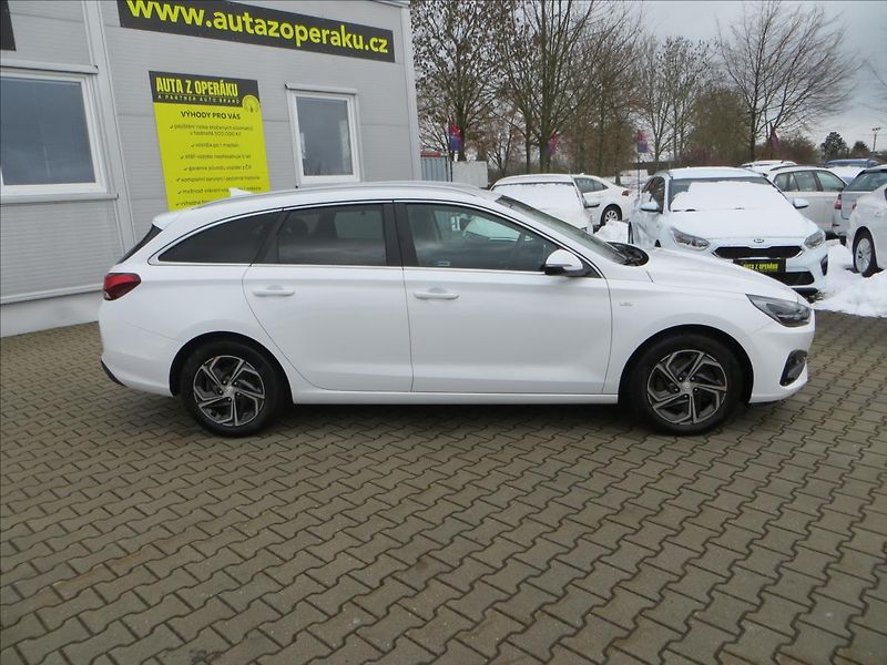 Hyundai i30 1,5 T-GDI 117kW Family Smart - fotka 9 z 26