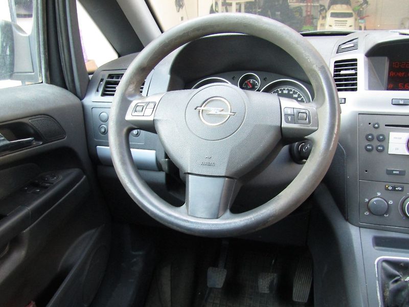 Opel Zafira (2006) 1.9 CDTi 88kW - fotka 16 z 33