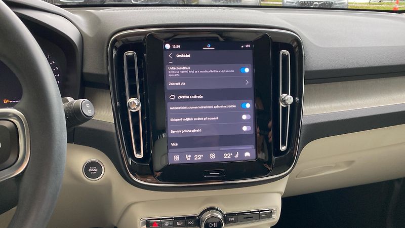 Volvo XC40 PLUS BRIGHT, B4 FWD, 145+10 kW - fotka 23 z 39