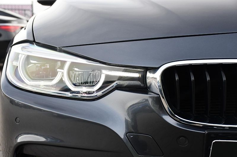 BMW Řada 3 330d xDrive MPaket SERV.KNÍŽKA - fotka 49 z 50