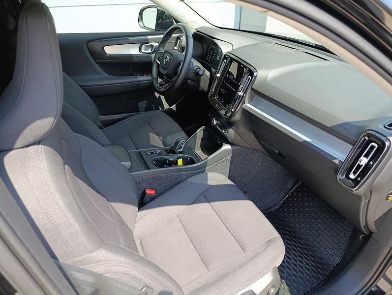 Volvo XC40 2.0 B4 AWD 145kW - fotka 17 z 33