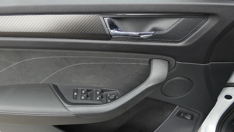 Škoda Kodiaq 2,0 TSI Sportline DSG 4x4 - fotka 9 z 28