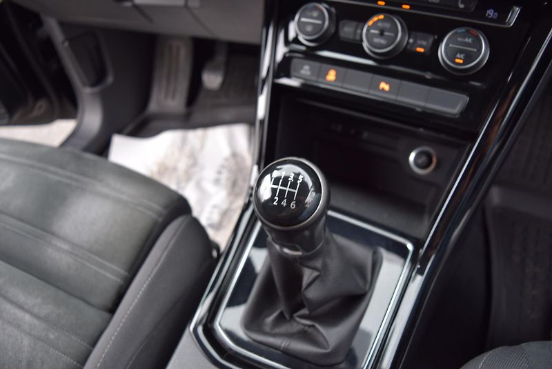 Volkswagen Touran (2017) 1.4TSI 110kw 7MÍST HIGHLIN TAŽ - fotka 37 z 48