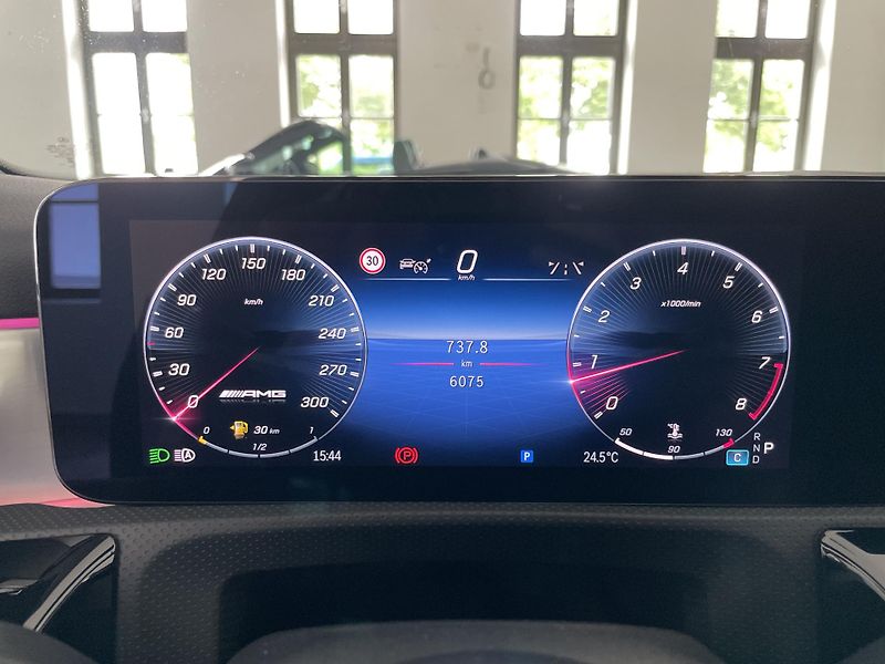 Mercedes-Benz Třídy A 45 S AMG 4Matic+ Akrapovič - fotka 17 z 27