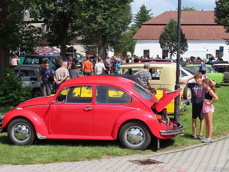 V pořadí 9. ročník srazu veteránů v Chýnově na Táborsku se v neděli 18. srpna dopoledne těšil velké návštěvnosti z řad účastníků i diváků.