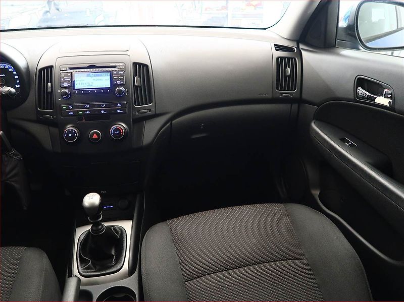 Hyundai i30 (2010) 1.4 CVVT - fotka 8 z 14