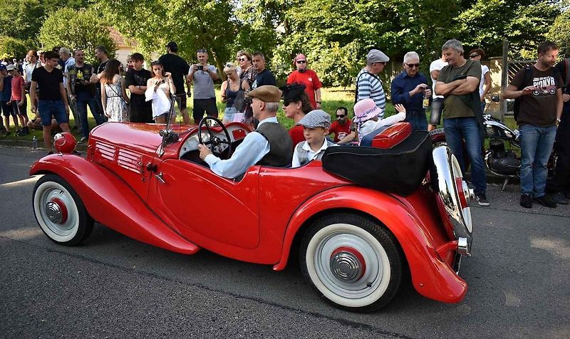 Již 18. ročník Veterán Rallye z lázní do lázní s podtitulem na pohodu, odstartovala v neděli ráno ze Skalky. 13.8. 2023