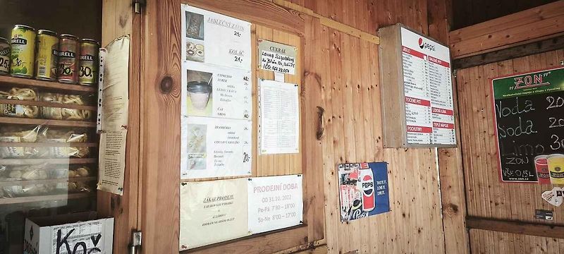 Na Cukrák jezdí milovníci retra za klobásou na papírovém tácku.