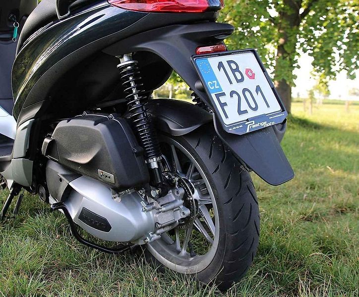 Piaggio MP3 500ie Sport LT (vlevo) a Piaggio Medley 125ie.