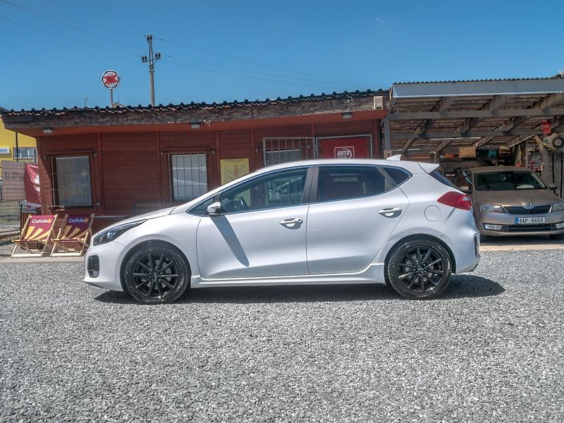 Kia Ceed (2017) GT Line 1.6D 100KW MAT – NAVI - fotka 8 z 50