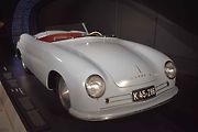 Replika prvního roadsteru Porsche 356 z Gmündu.