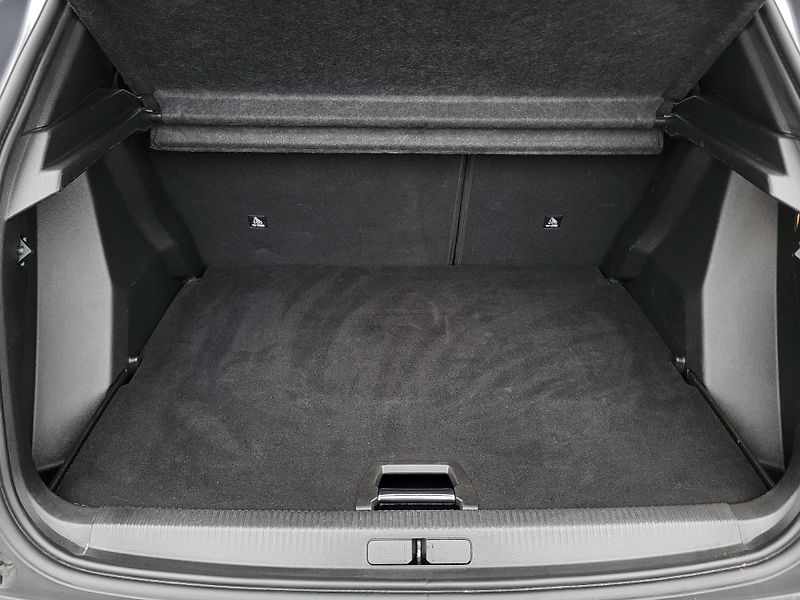 Peugeot 2008 1.2 PureTech 130k AUTOMAT - fotka 41 z 45