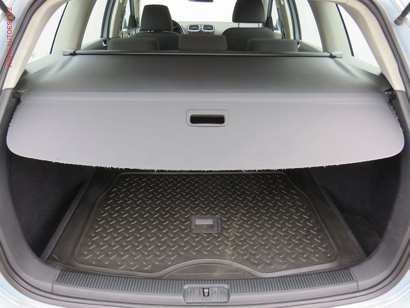 Volkswagen Golf (2011) 1.6 TDi, Panor, výhřev sed - fotka 7 z 19