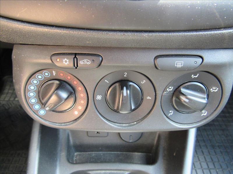 Opel Corsa 1,2 i 51kW - fotka 17 z 29