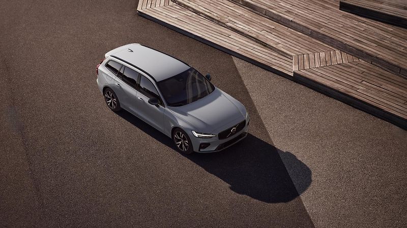 Volvo V60 (2026) B4 PLUS DARK AUT - fotka 12 z 17