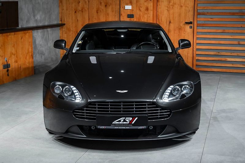 Aston Martin V8 Vantage - fotka 2 z 16