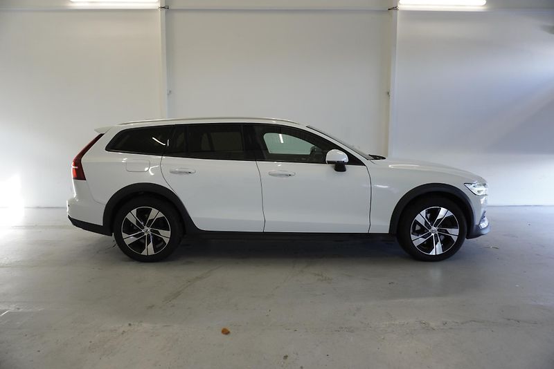 Volvo V60 (2019) CROSS COUNTRY 2,0 D4 AWD AUT. - fotka 4 z 33