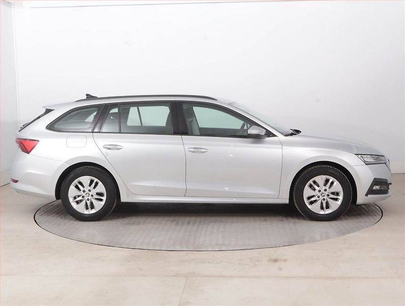 Škoda Octavia (2023) Ambition 2.0 TDI, ČR,1.maj - fotka 6 z 15