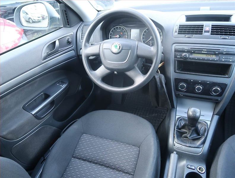 Škoda Octavia (2011) Ambiente 1.6 TDI - fotka 7 z 13