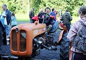 Jeden z malých návštěvníků si užívá posezení za volantem Fiat 211 R.