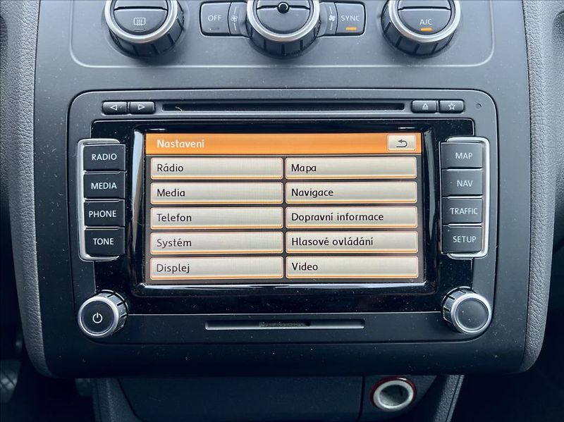 Volkswagen Touran 1,6 TDi  NAVI / kamera / ALU - fotka 32 z 44