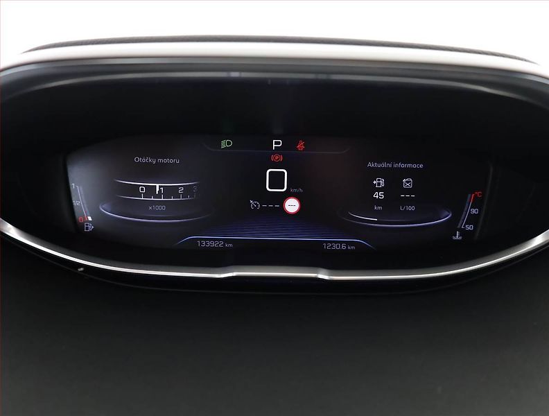 Peugeot 5008 (2018) 1.6 THP, Automat, 7 míst - fotka 9 z 21