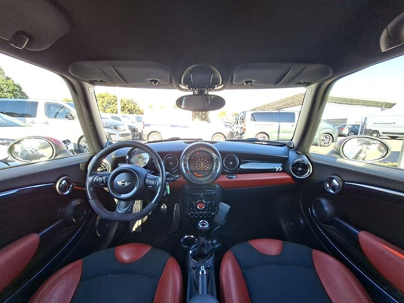 Mini Cooper JOHN WORKS 1,6i 155kW M6 - fotka 2 z 23