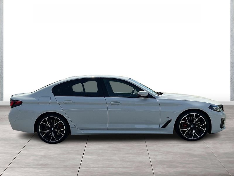 BMW Řada 5 M550i xDrive Laser HuD Venti - fotka 5 z 12