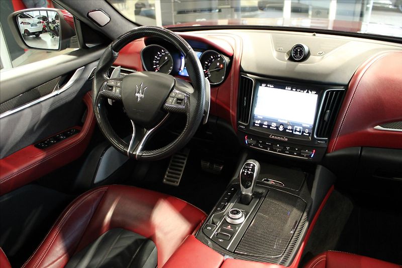 Maserati Levante SQ4 GranLusso ACC/Pano/B&W - fotka 18 z 37