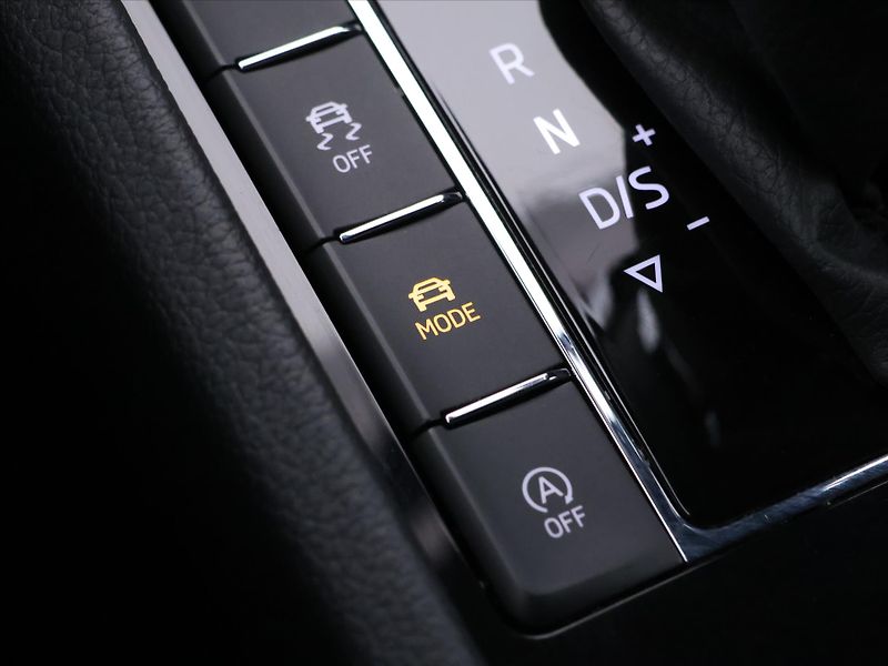 Škoda Superb 2,0 TDI 147kW CZ 4x4 L&K DSG D - fotka 40 z 52