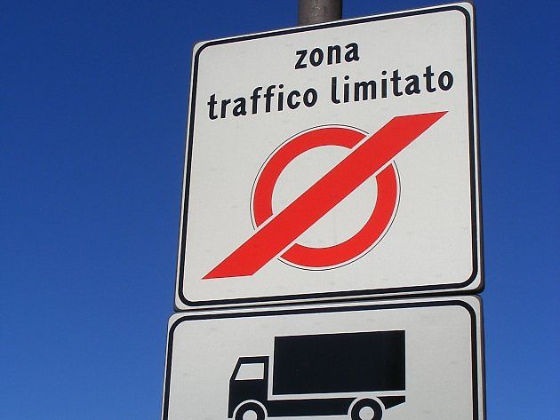 Italská města omezují vjezd starších dieselů pomocí nízkoemisních zón a takzvaných ZTL (Zona a Traffico Limitato). Prostor hlídají kamery a pokuty chodí automaticky., zdroj: Mattes /Wikimedia CC BY SA