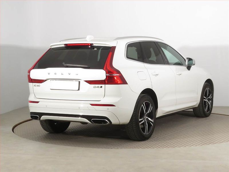 Volvo XC60 (2017) R-Design D4 AWD - fotka 5 z 15